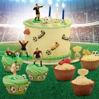 DeKora Kerzen Set mit Fussball Kerzenhaltern, 12 Stück