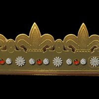 Dreikönigskuchen Krone mit roten Edelsteinen und...